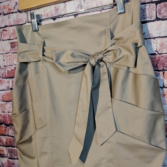 BCBGMaxAzria tan pleated skirt size 2 - Picture 3 of 8